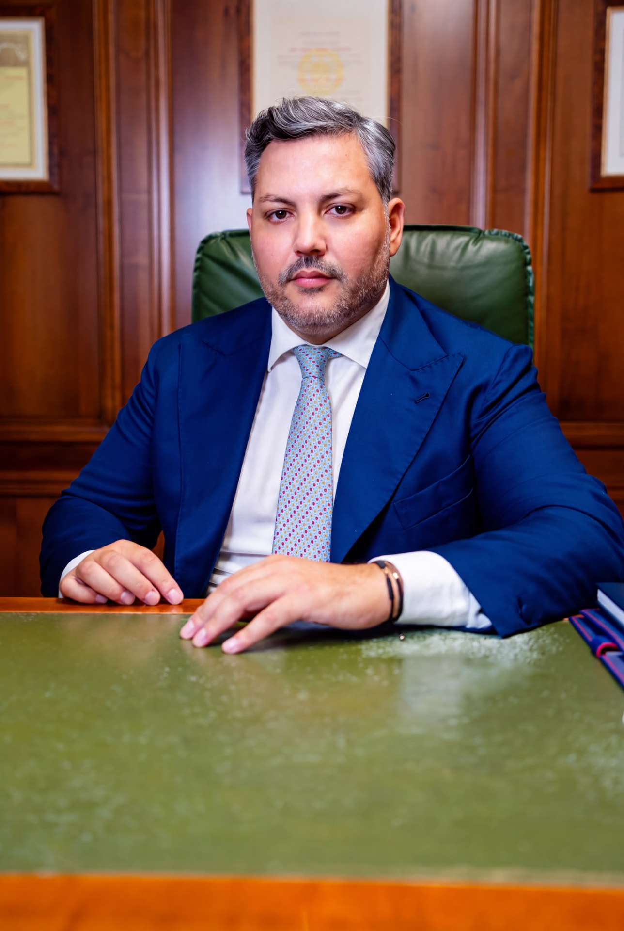 Avv. Massimiliano Secondulfo alla scrivania del suo studio